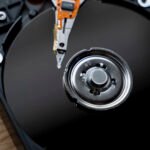 cerrar-dispositivo-hdd-en-plano-de-estudio