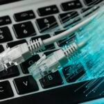 fibra-optica-azul-con-cables-ethernet-y-portatil