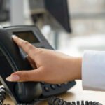 primer-plano-de-la-persona-que-trabaja-en-el-centro-de-llamadas